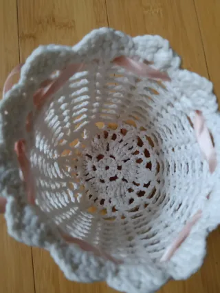 Cestino macramè bianco con fiocco rosa