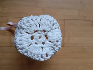 Cestino macramè bianco con fiocco rosa