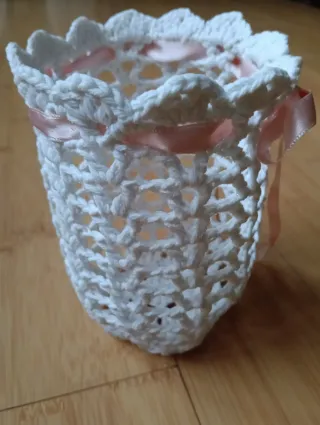 Cestino macramè bianco con fiocco rosa