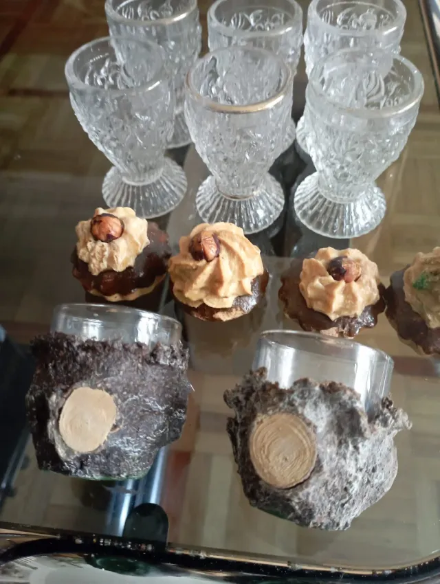 Copitas de licor de cristal con base de madera