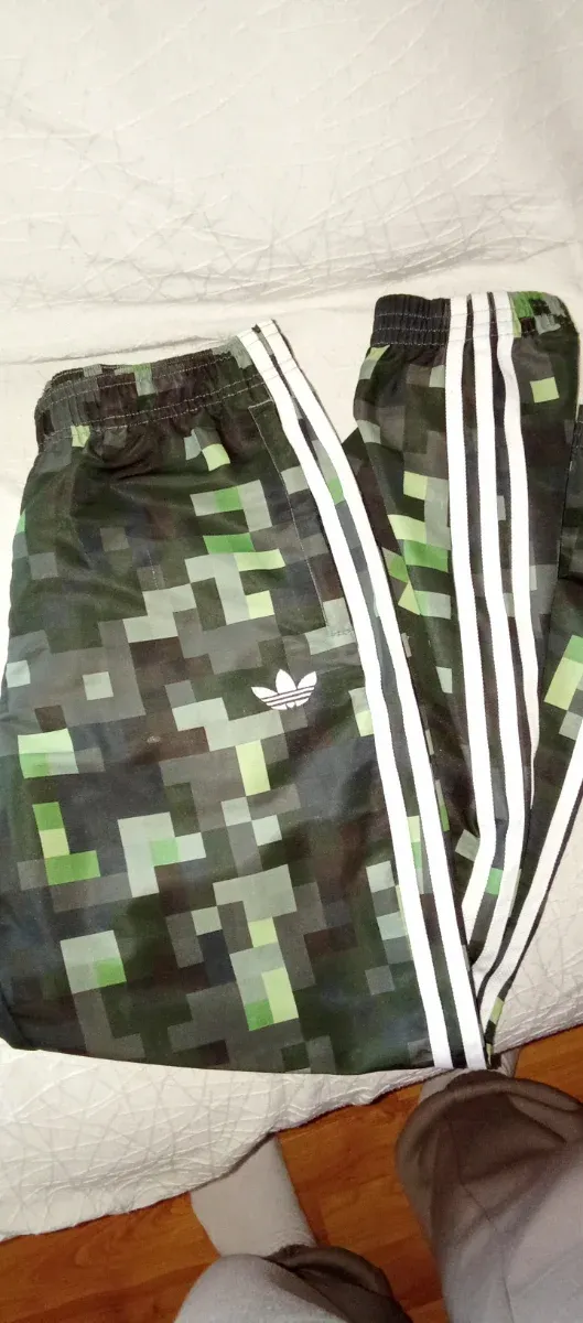Pantalón Adidas x Minecraft Talla 12-13A