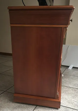 Preciosa consola de madera con cajones y ruedas.