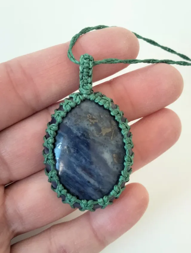Collana macramè con Sodalite blu