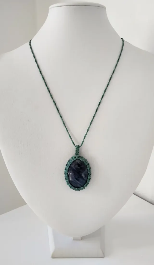 Collana macramè con Sodalite blu