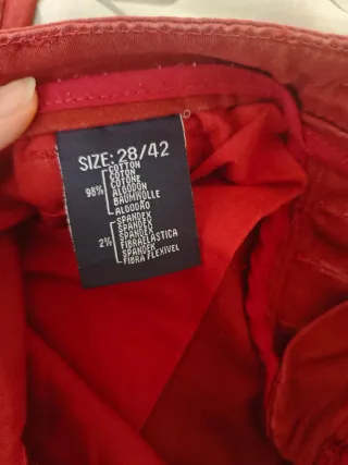 Pantalón chino rojo botones