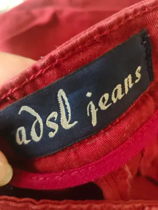 Pantalón chino rojo botones