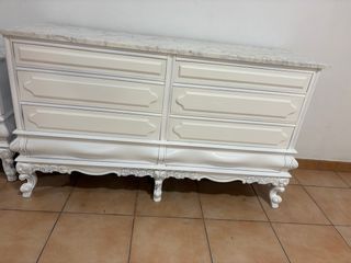 Cómoda de madera con tapa de mármol