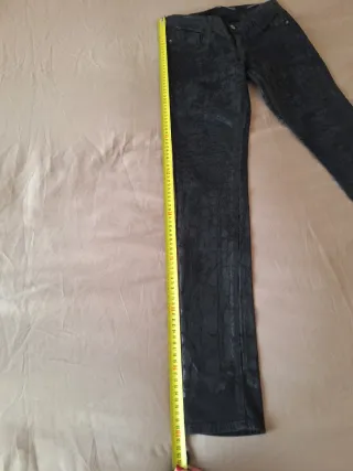 Pantalones Guess efecto piel desgastada