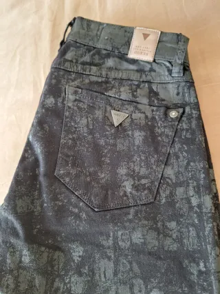 Pantalones Guess efecto piel desgastada