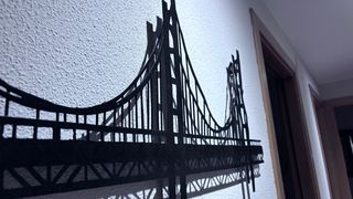 Puente metálico en relieve en negro para pared