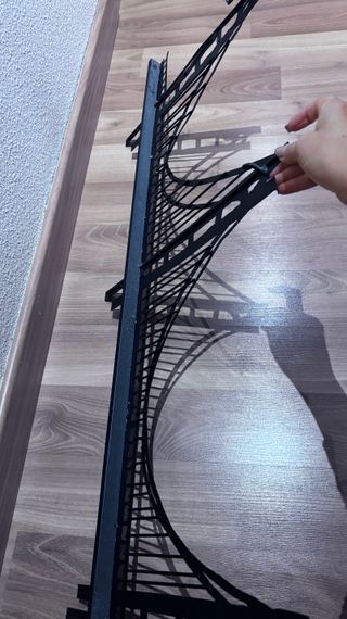Puente metálico en relieve en negro para pared