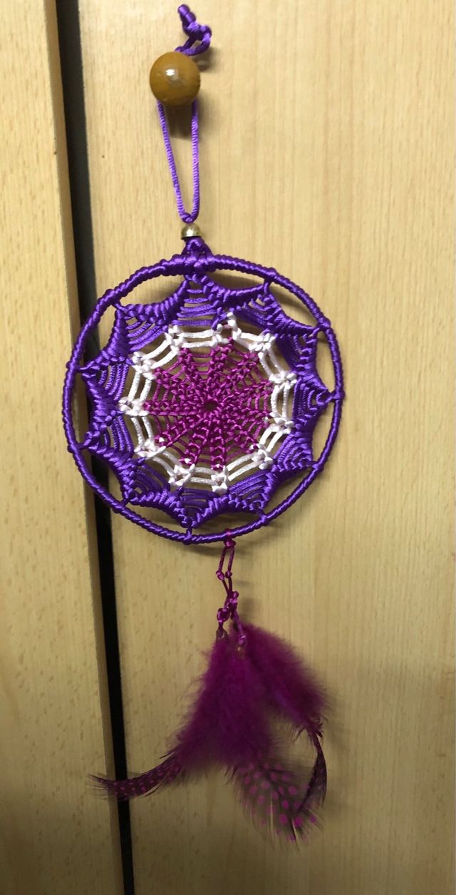 Atrapasueños morado hecho a mano