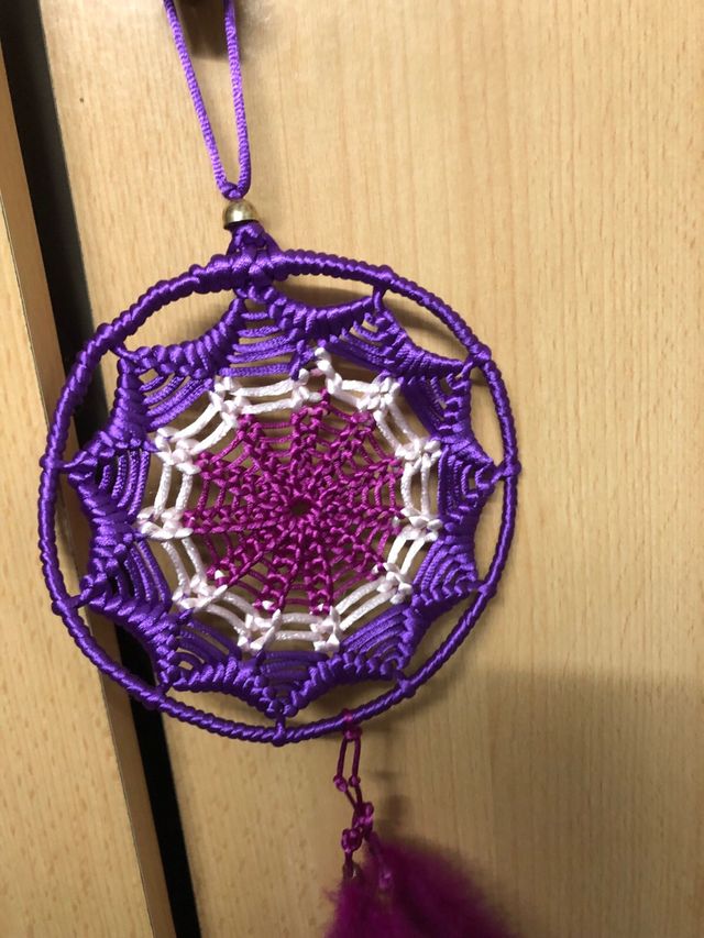 Atrapasueños morado hecho a mano