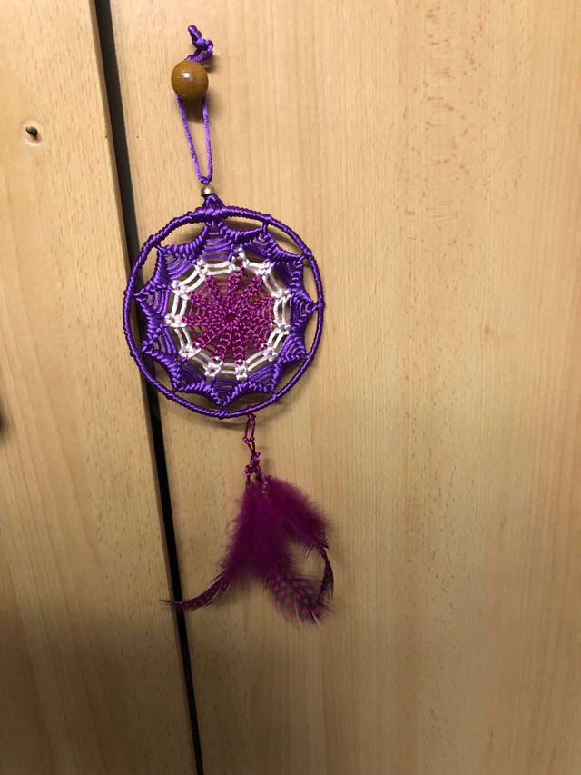 Atrapasueños morado hecho a mano