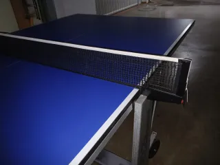 Mesa de ping-pong plegable.
