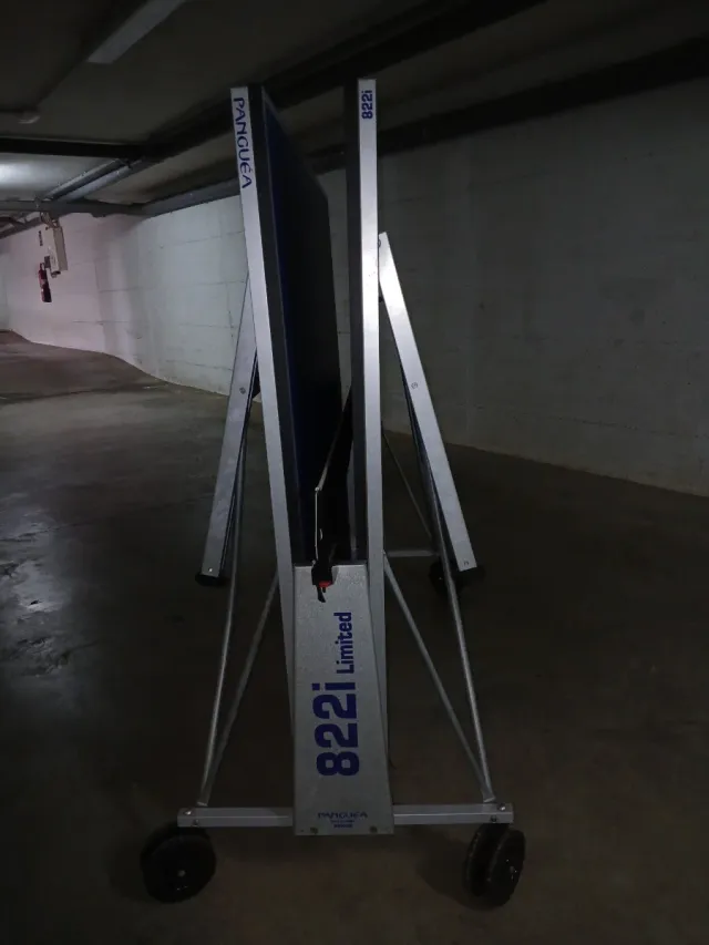 Mesa de ping-pong plegable.