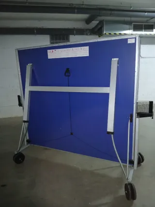 Mesa de ping-pong plegable.