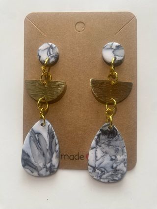 Pendientes de arcilla hechos a mano