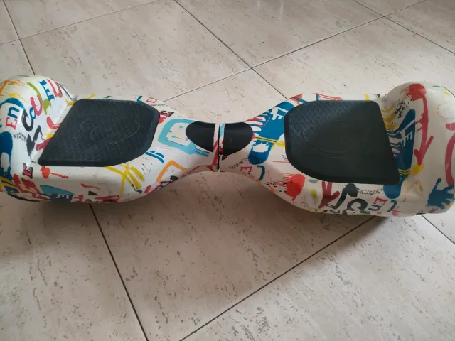 Monopattino elettrico con graffiti