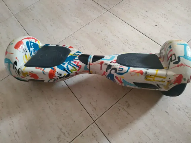 Monopattino elettrico con graffiti