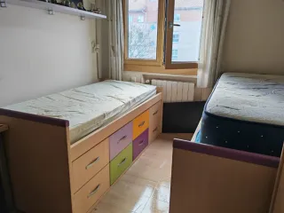 Camas y mesita de noche