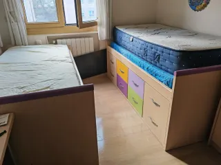 Camas y mesita de noche