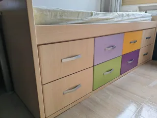 Camas y mesita de noche