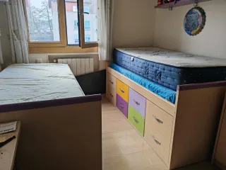 Camas y mesita de noche