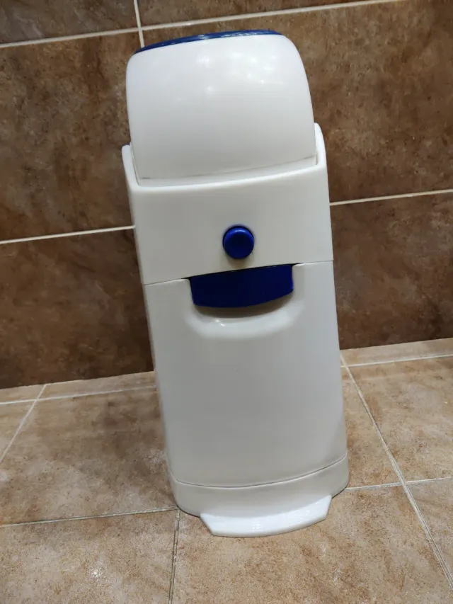 Contenedor basura bebés blanco y azul
