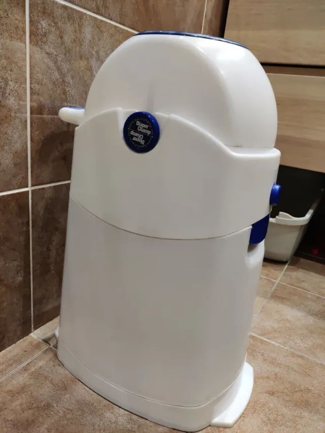 Contenedor basura bebés blanco y azul