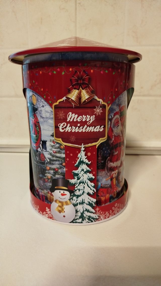 Carillon natalizio in latta decorata.