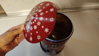 Carillon natalizio in latta decorata.