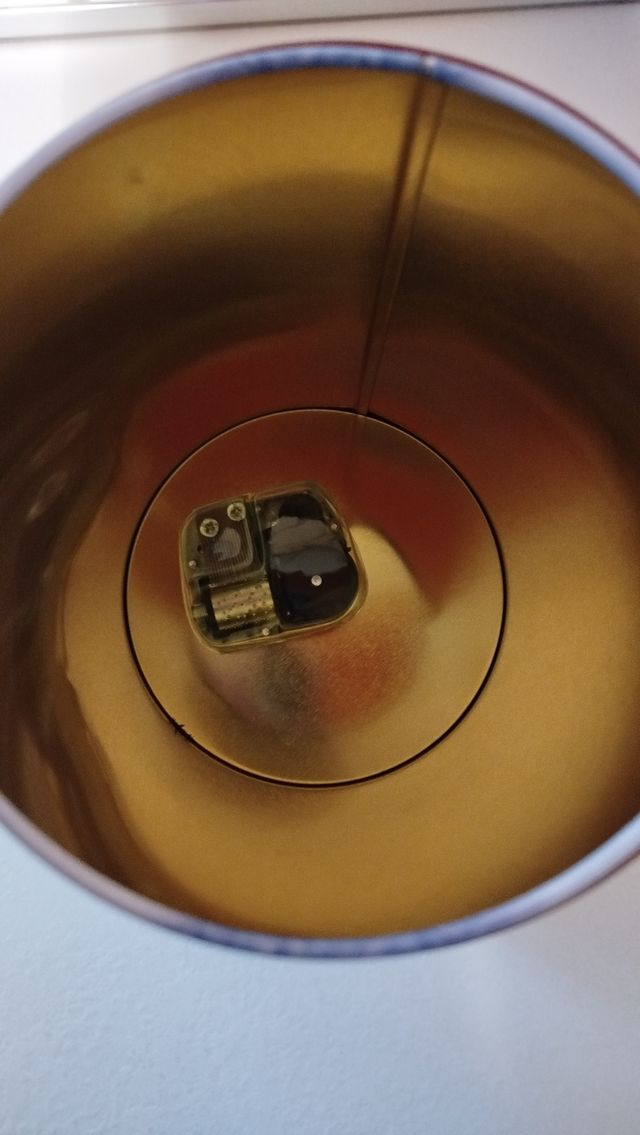 Carillon natalizio in latta decorata.