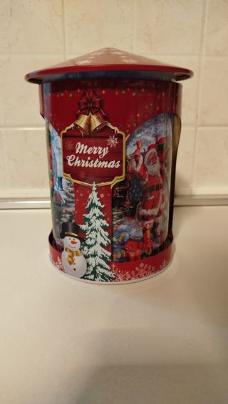 Carillon natalizio in latta decorata.