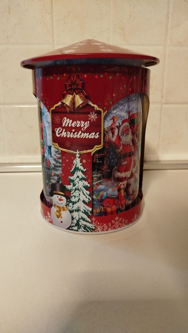 Carillon natalizio in latta decorata.