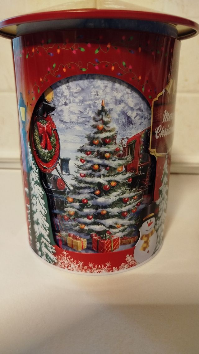 Carillon natalizio in latta decorata.