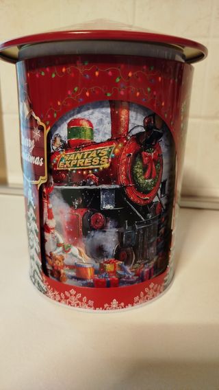 Carillon natalizio in latta decorata.