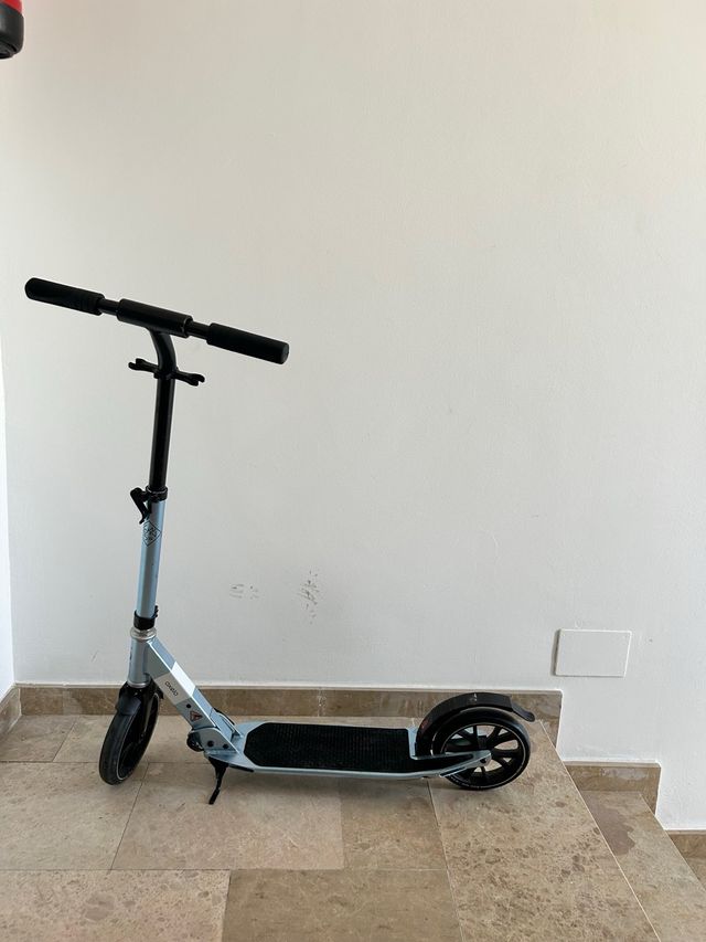 Patinete plegable plateado