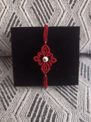 Pulsera macramé roja con detalle plateado