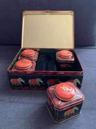 Caja de té metálica decorada con elefantes