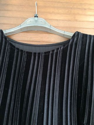 Donna: maglia nera e 2 gonne