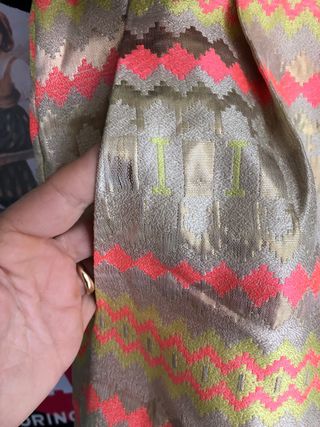 Donna: maglia nera e 2 gonne