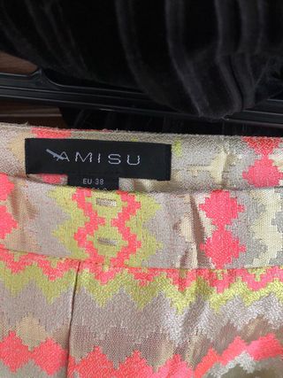 Donna: maglia nera e 2 gonne