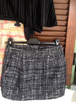 Donna: maglia nera e 2 gonne