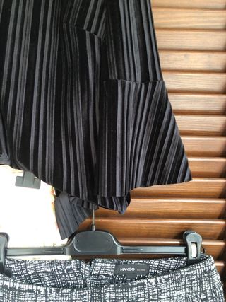 Donna: maglia nera e 2 gonne