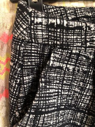 Donna: maglia nera e 2 gonne