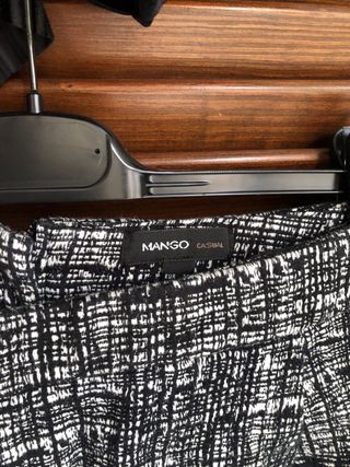 Donna: maglia nera e 2 gonne