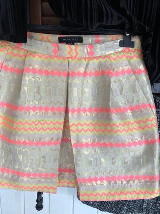 Donna: maglia nera e 2 gonne