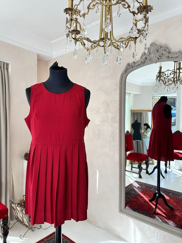 Vestido rojo con lunares y falda plisada