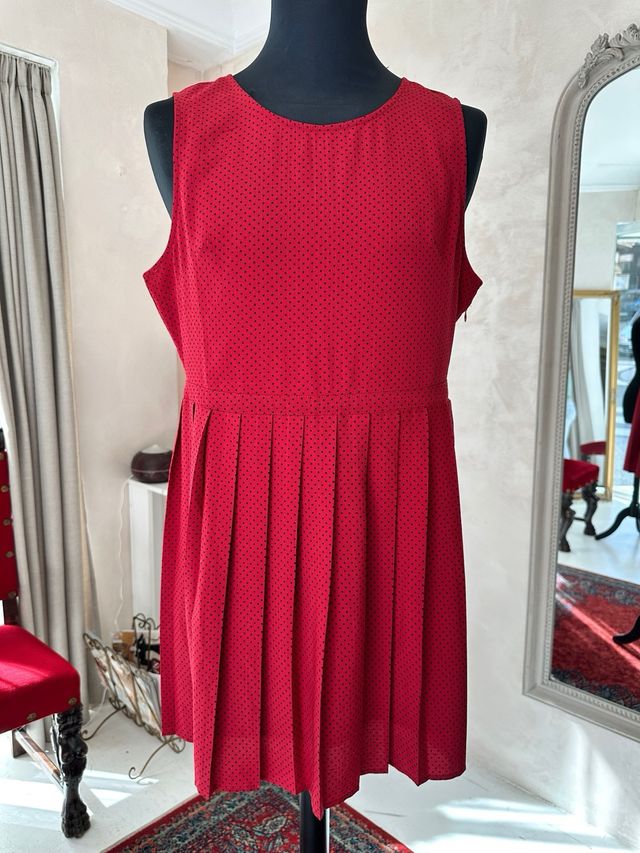 Vestido rojo con lunares y falda plisada